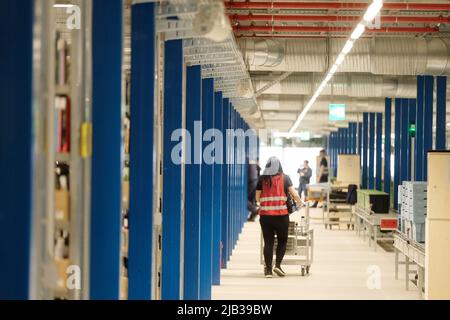 Leipzig, Deutschland. 24.. Februar 2022. Ein Mitarbeiter im Lager mit Büchern der Online-Versandfirma Momox. Quelle: Sebastian Willnow/dpa-Zentralbild/dpa/Alamy Live News Stockfoto