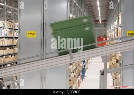 Leipzig, Deutschland. 24.. Februar 2022. Eine Schachtel mit Waren des Online-Versandunternehmens Momox. Quelle: Sebastian Willnow/dpa-Zentralbild/dpa/Alamy Live News Stockfoto