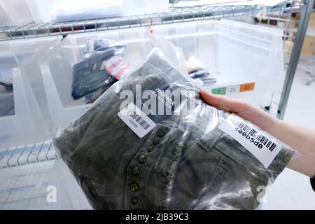 Leipzig, Deutschland. 24.. Februar 2022. Textilien im Versand der Online-Versandfirma Momox. Quelle: Sebastian Willnow/dpa-Zentralbild/dpa/Alamy Live News Stockfoto