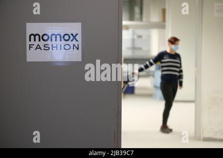 Leipzig, Deutschland. 24.. Februar 2022. Ein Schild mit der Aufschrift 'Momox Fashion' bei der Online-Versandfirma Momox. Quelle: Sebastian Willnow/dpa-Zentralbild/dpa/Alamy Live News Stockfoto