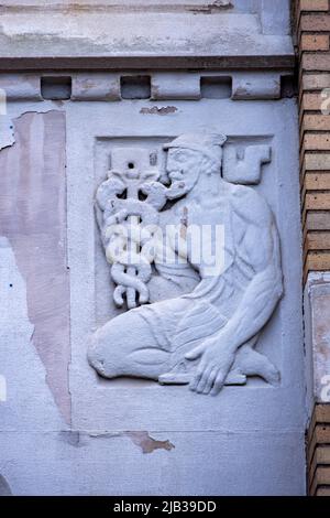 Detail der Steinschnitzerei am Eingang, verlassene ehemalige American Motors World Headquarters, Plymouth Road Office Center (PROC), Detroit, Michigan, USA Stockfoto