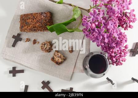 Das Konzept des Fronleichnamsfestes. Brot und Rotwein Symbole von Jesus Christus Blut und Körper. Stockfoto