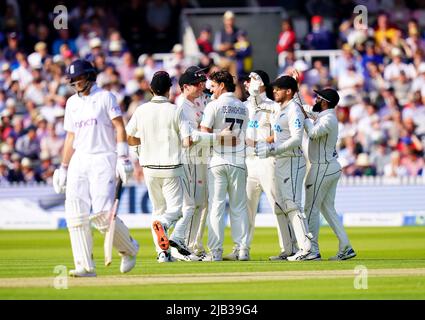 Neuseeländische Spieler feiern, nachdem sie das Wicket von Englands Joe Root am ersten Tag der ersten LV= Insurance Test Series im Lord's Cricket Ground, London, genommen haben. Bilddatum: Donnerstag, 2. Juni 2022. Stockfoto