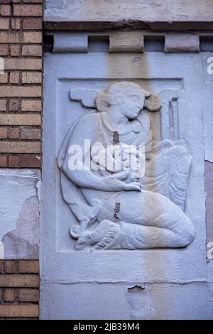 Detail der Steinschnitzerei am Eingang, verlassene ehemalige American Motors World Headquarters, Plymouth Road Office Center (PROC), Detroit, Michigan, USA Stockfoto