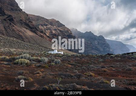 Typisch kanarisches weißes Haus am Klippenrand mit Meer im Hintergrund und schönem Himmel, Puerto de la Cruz, Teneriffa, Kanarische Inseln, Spanien Stockfoto