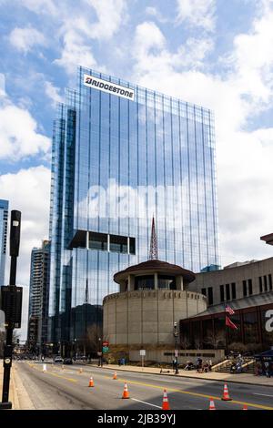 Nashville, TN - 5. März 2022: Das Bridgestone-Gebäude neben der Country Music Hall of Fame und dem Museum. Stockfoto