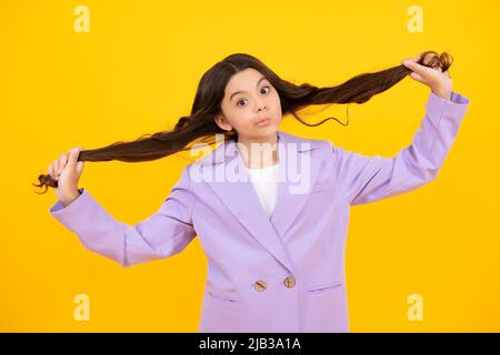 Lustiges Gesicht. Kinderstudio Porträt auf gelbem Hintergrund. Lifestyle-Konzept für die Kindheit. Nettes Teenager-Mädchen Gesicht aus der Nähe. Stockfoto