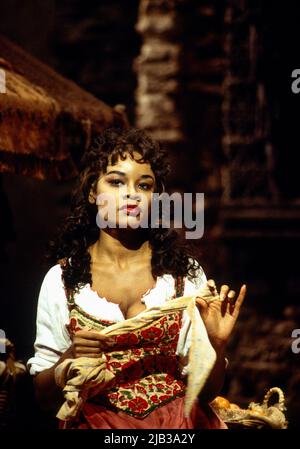 Denyce Graves (Carmen) in CARMEN von Bizet an der Royal Opera, Covent Garden, London WC2 17/01/1994 Leitung: Jeffrey Tate Bühnenbild: Gerardo Vera Kostüme: Franca Squarciapino Beleuchtung: Bruno Boyer Bewegung: Stuart Hopps Flamenco Choreografin: Cristina Hoyos Regie: Nuria Espert Stockfoto