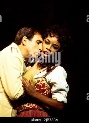 Neil Shicoff (Don Jose), Denyce Graves (Carmen) in CARMEN von Bizet an der Royal Opera, Covent Garden, London WC2 17/01/1994 Leitung: Jeffrey Tate Bühnenbild: Gerardo Vera Kostüme: Franca Squarciapino Beleuchtung: Bruno Boyer Bewegung: Stuart Hopps Flamenco Choreografin: Cristina Hoyos Regie: Nuria Espert Stockfoto