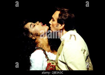 Denyce Graves (Carmen), Neil Shicoff (Don Jose) in CARMEN von Bizet an der Royal Opera, Covent Garden, London WC2 17/01/1994 Leitung: Jeffrey Tate Bühnenbild: Gerardo Vera Kostüme: Franca Squarciapino Beleuchtung: Bruno Boyer Bewegung: Stuart Hopps Flamenco Choreografin: Cristina Hoyos Regie: Nuria Espert Stockfoto