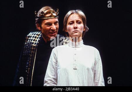 Patrick Stewart (Leontes), Gemma Jones (Hermione) in DER WINTERGESCHICHTE von Shakespeare in der Royal Shakespeare Company (RSC), Barbican Theatre, London EC2 21/07/1982 Musik: Stephen Oliver Design: Chris Dyer Beleuchtung: Chris Ellis Choreographie: Sheila Falconer Regie: Ronald Eyre Stockfoto