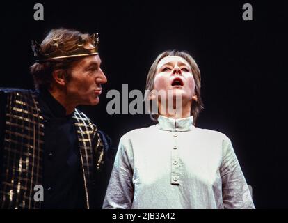 Patrick Stewart (Leontes), Gemma Jones (Hermione) in DER WINTERGESCHICHTE von Shakespeare in der Royal Shakespeare Company (RSC), Barbican Theatre, London EC2 21/07/1982 Musik: Stephen Oliver Design: Chris Dyer Beleuchtung: Chris Ellis Choreographie: Sheila Falconer Regie: Ronald Eyre Stockfoto