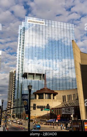 Nashville, TN - 5. März 2022: Das Bridgestone-Gebäude neben der Country Music Hall of Fame und dem Museum. Stockfoto