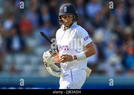 Joe Root aus England verlässt das Feld am 6/2/2022. (Foto von Mark Cosgrove/News Images/Sipa USA) Quelle: SIPA USA/Alamy Live News Stockfoto