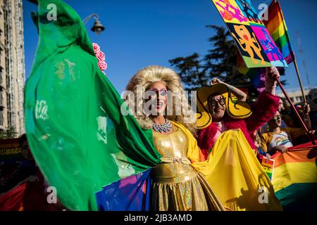 Jerusalem, Israel. 02.. Juni 2022. Kostümierte Menschen nehmen an der jährlichen Gay Pride Parade in Jerusalem Teil. Quelle: Ilia Yefimovich/dpa/Alamy Live News Stockfoto