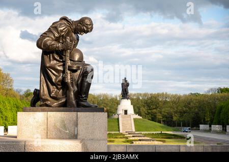 Berlin, Deutschland. 03.. Mai 2022. Die untergehende Sonne scheint auf dem sowjetischen Denkmal im Treptow Park. Quelle: Christophe Gateau/dpa/Alamy Live News Stockfoto