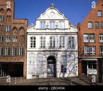 24. März 2022, Schleswig-Holstein, Lübeck: Das Buddenbrookhaus in der Lübecker Innenstadt. Das Buddenbrookhaus war Schauplatz für Thomas Manns Roman „Buddenbrooks“ und das Stammhaus der Familie Mann. Foto: Christian Charisius/dpa Stockfoto