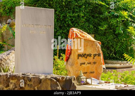 Tel-Aviv, Israel - 26. Mai 2022: Blick auf den historischen Trumpeldor-Friedhof, Grabsteine von Arik Einstein, in Tel-Aviv, Israel Stockfoto