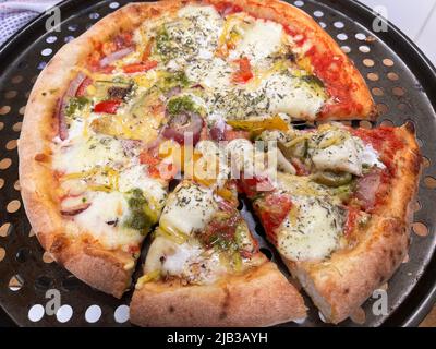 Nahaufnahme einer frisch gebackenen vegetarischen Pizza auf einem Tablett, Stockfoto
