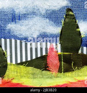Abbildung mit Stoffkunstapplikation. Patchwork Waldlandschaft mit Bäumen, Hügeln und Himmel. Original Grafik-Illustration mit Jeans gestreiften Stoffklappen. Dekorative Landschaft handgemachte recycelte Müllkunst Stockfoto