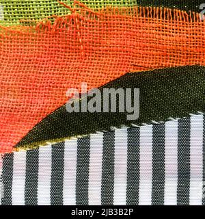 Abbildung mit Stoffkunstapplikation. Patchwork Waldlandschaft mit Bäumen, Hügeln und Himmel. Original Grafik-Illustration mit Jeans gestreiften Stoffklappen. Dekorative Landschaft handgemachte recycelte Müllkunst Stockfoto