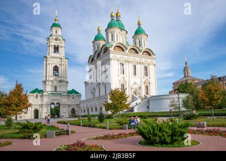 ASTRACHAN, RUSSLAND - 22. SEPTEMBER 2021: Glockenturm Pretschistenskaya und Kathedrale Mariä Himmelfahrt, Herbsttag. Kreml in Astrachan Stockfoto