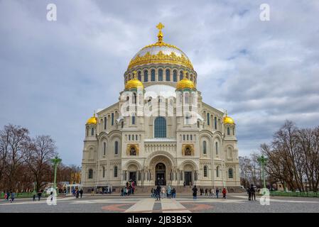 KRONSTADT, RUSSLAND - 01. MAI 2022: Die alte Kathedrale des heiligen Nikolaus des Wundertäters, Frühlingstag. Kronstadt Stockfoto