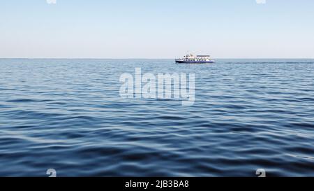 Blaue Lagune, blauer Himmel und blaues Touristenboot. Ein entspannender Ausflug ans Meer an einem sonnigen Sommertag Stockfoto