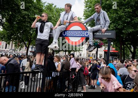 Am 1.. Juni 2022 treffen sich die Londoner auf dem Trafalgar Square in London, England, weil sie keinen Zugang zur Mall und zur Veranstaltung „Trooping of the Color“ haben, die mit dem Platin-Jubiläum der Königin zusammenfiel. Königin Elizabeth II. Steht seit 70 Jahren auf dem britischen Thron, die dienstälteste Monarchin der englischen Geschichte und Menschenmengen strömten nach Zentral-London, um dieses jährliche Ereignis während des Jubiläumswochenendes zu sehen. Zehntausende konnten jedoch keine der zeremoniellen Veranstaltungen sehen, da die Mall von der Polizei für mehr Besucher geschlossen wurde und stattdessen in den umliegenden Straßen und in Trafalgar Squa blieb Stockfoto