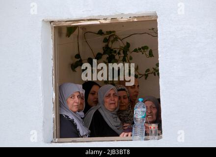 Jenin, Palästina. 27.. Mai 2022. Verwandte trauern während der Beerdigung des Palästinensers Bilal Kabha, der von der israelischen Armee bei der Sprengung des Familienhauses der Palästinenserin Dia Hamsheh getötet wurde, der im März bei einem bewaffneten Angriff in Bnei Brak, der orthodoxen jüdischen Stadt in der Nähe von Tel., fünf Menschen tötete Aviv im Dorf Yabad, in der Nähe der Stadt Jenin im besetzten Westjordanland. Kredit: SOPA Images Limited/Alamy Live Nachrichten Stockfoto