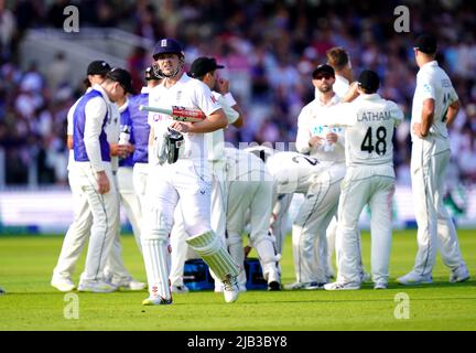 Der englische Alex Lees geht los, während neuseeländische Spieler am ersten Tag der ersten LV= Insurance Test Series im Lord's Cricket Ground, London, feiern, sein Wicket zu nehmen. Bilddatum: Donnerstag, 2. Juni 2022. Stockfoto