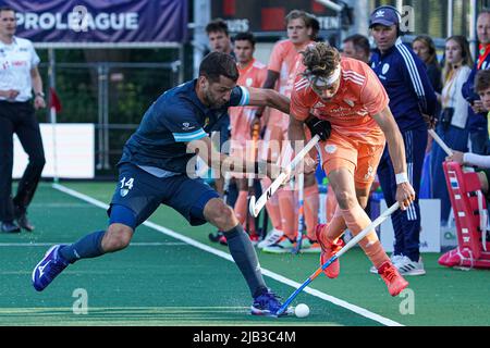 MALDEN, NIEDERLANDE - 2. JUNI: Nicolas della Torre aus Argentinien, Derck de Vilder aus den Niederlanden während des FIH Pro League-Spiels zwischen den Niederlanden und Argentinien im Sportkomplex De Kluis am 2. Juni 2022 in Malden, Niederlande (Foto von Rene Nijhuis/Orange Picics) Credit: Orange Pics BV/Alamy Live News Stockfoto