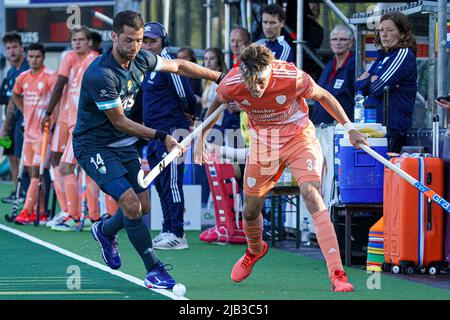 MALDEN, NIEDERLANDE - 2. JUNI: Nicolas della Torre aus Argentinien, Derck de Vilder aus den Niederlanden während des FIH Pro League-Spiels zwischen den Niederlanden und Argentinien im Sportkomplex De Kluis am 2. Juni 2022 in Malden, Niederlande (Foto von Rene Nijhuis/Orange Picics) Credit: Orange Pics BV/Alamy Live News Stockfoto