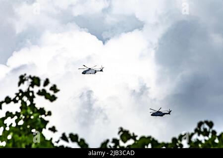 Queens Platinum Jubilee: Trooping the Color Parade, Militärparade zu Buckingham Palace Helicopters auf dem Weg nach London England Europa Stockfoto