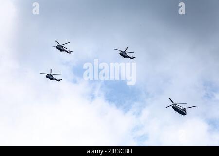 Queens Platinum Jubilee: Trooping the Color Parade, Militärparade zu Buckingham Palace Helicopters auf dem Weg nach London England Europa Stockfoto