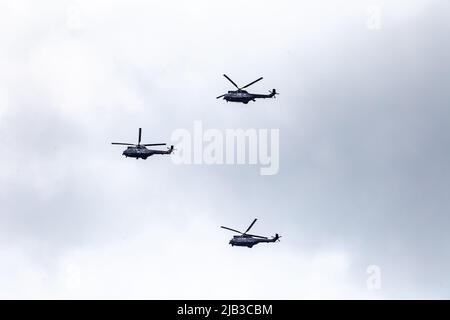 Queens Platinum Jubilee: Trooping the Color Parade, Militärparade zu Buckingham Palace Helicopters auf dem Weg nach London England Europa Stockfoto