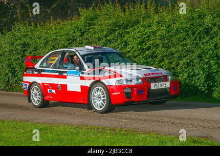 1996 90s 90er Mitsubishi Lancer Rallye-Auto. Kenyon & Gragg, Kenny, North West Stages, rot weiß, Ankunft in worden Park Motor Village für das Leyland Festival, Großbritannien Stockfoto