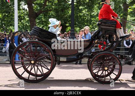 2. Juni 2022 - Königin Elisabeths Platin-Jubiläumsprozession auf der Mall - Prinzessin Charlotte mit Kate & Camilla, Holländern von Cambridge & Cornwall Stockfoto
