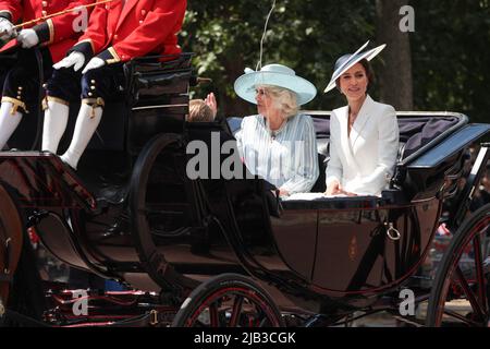 2. Juni 2022 - Königin Elisabeths Platin-Jubiläumsprozession The Mall - Kate Middleton, Niederländerin von Cambridge und Camilla, die Herzogin von Cornwall Stockfoto