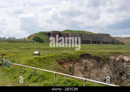 Die Überreste von Kalköfen in der Nähe von Marsden, South Tyneside, Großbritannien, erbaut in den 1870er Jahren, vom öffentlichen Pfad der Leas. Stockfoto