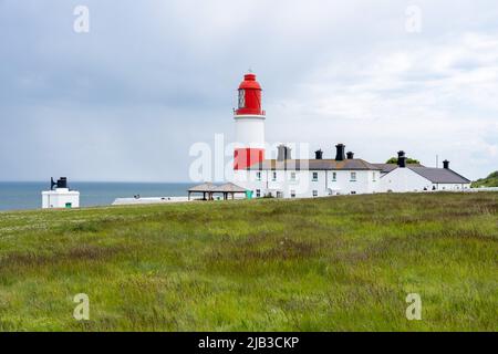 Souter Lighthouse, in der Nähe von Marsden, South Tyneside, Großbritannien, vom öffentlichen Pfad an der Leas aus gesehen. Stockfoto