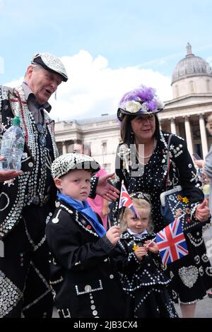 London, Großbritannien. 2.. Juni 2022. Platin-Jubiläum. Rote Pfeile fliegen an Nelson's Kolumne vorbei Credit: Londonphotos/Alamy Live News Stockfoto