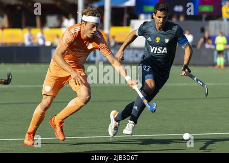 Malden, Niederlande. 2.. Juni 2022. NIJMEGEN - Eishockeyspieler Derck de Vilder (L, Niederlande) im Einsatz gegen Matias Rey (R, Argentinien) in der Gruppenphase der FIH Pro League. ANP WILLEM VERNES Kredit: ANP/Alamy Live Nachrichten Stockfoto