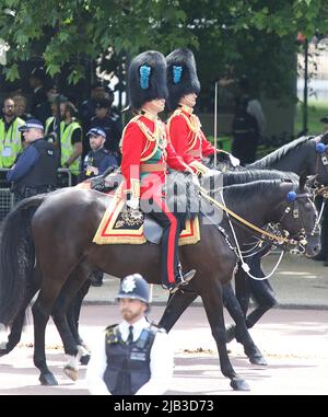 Prinz William reitet zu Pferd Trooping the color ( Farbe ) im Rahmen der Queen's Platinum Jubilee Feier in der Mall und Horse Guards Parade in London 2022 Stockfoto