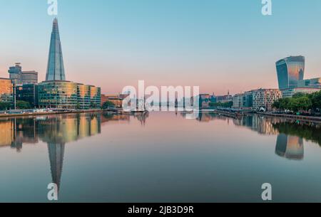 Sonnenaufgang über der Themse, London, in Richtung Shard, City Hall und 20 Fenchurch Street (dem Walkie Talkie-Gebäude). Stockfoto