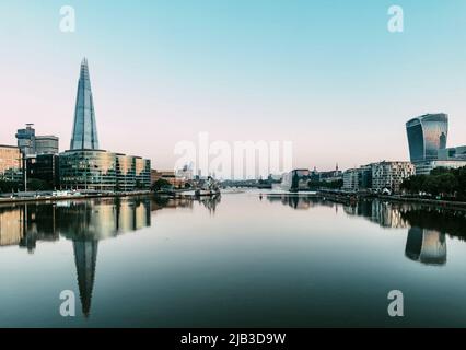Sonnenaufgang über der Themse, London, in Richtung Shard, City Hall und 20 Fenchurch Street (dem Walkie Talkie-Gebäude). Stockfoto
