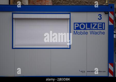 Magdeburg, Deutschland. 24.. Februar 2022. Eine unbemannte 'mobile Polizeiwache' in der Landeshauptstadt Sachsen-Anhalt. Quelle: Klaus-Dietmar Gabbert/dpa-Zentralbild/ZB/dpa/Alamy Live News Stockfoto