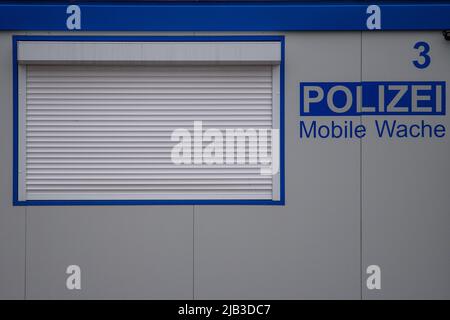 Magdeburg, Deutschland. 24.. Februar 2022. Eine unbemannte 'mobile Polizeiwache' in der Landeshauptstadt Sachsen-Anhalt. Quelle: Klaus-Dietmar Gabbert/dpa-Zentralbild/ZB/dpa/Alamy Live News Stockfoto