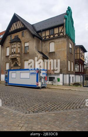 Magdeburg, Deutschland. 24.. Februar 2022. Eine unbemannte 'mobile Polizeiwache' in der Landeshauptstadt Sachsen-Anhalt. Quelle: Klaus-Dietmar Gabbert/dpa-Zentralbild/ZB/dpa/Alamy Live News Stockfoto