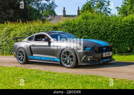 2017 grauer gewickelter Ford Mustang 4951cc 5,0 6 Speed Manual 2DR Sportwagen, Ankunft in worden Park Motor Village für das Leyland Festival, Großbritannien Stockfoto